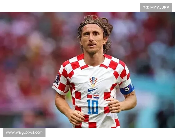 克罗地亚传奇莫德里奇国家队谢幕球迷起立致敬展现深情告别